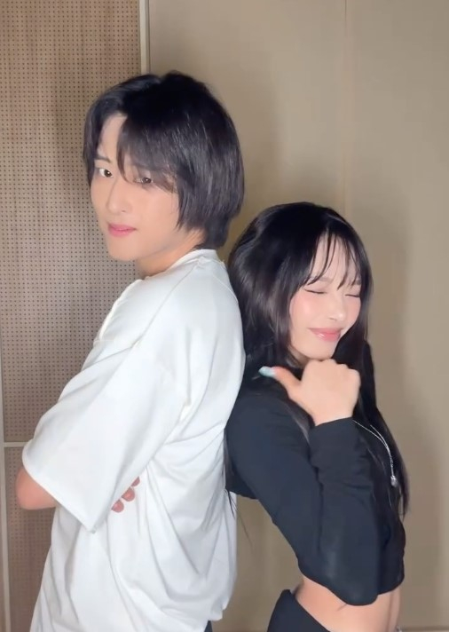 노란 수영복에 섹시한 몸매 어필하는 존예 처자