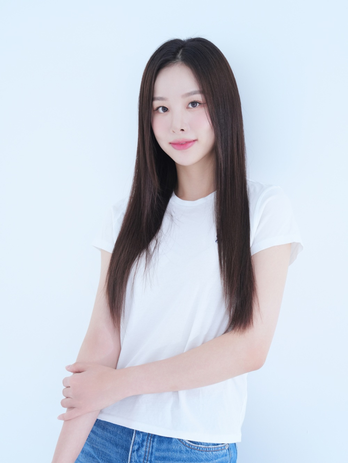 노란 수영복에 섹시한 몸매 어필하는 존예 처자
