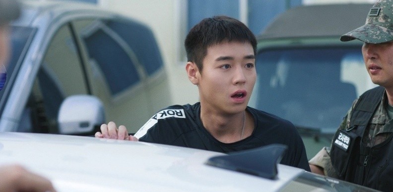 노란 수영복에 섹시한 몸매 어필하는 존예 처자