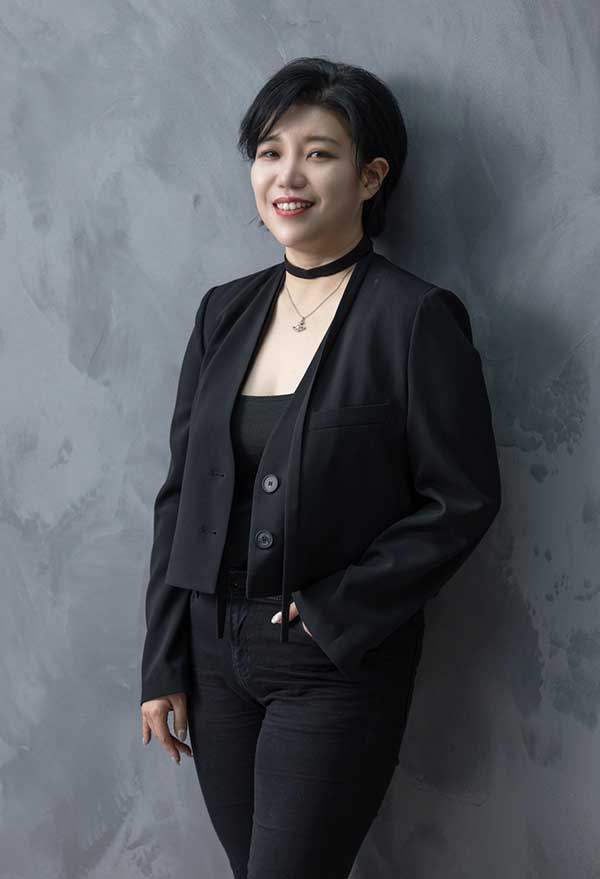 노란 수영복에 섹시한 몸매 어필하는 존예 처자