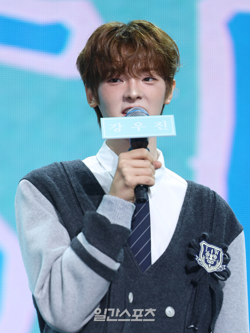 플레어 유(FLARE U) 강우진이 13일 오후 서울 용산구 블루스퀘어에서 열린 첫 번째 미니 앨범 ‘YOUTH ERROR’(유스 에러) 발매 기념 쇼케이스에 참석해 인사말을 하고 있다.데뷔 앨범 ‘유스 에러’는 틀리고 넘어지고 서로 다른 오류를 지닌 두 청춘의 기록을 담은 앨범이다. 서병수 기자 qudtn@edaily.co.kr /2026.05.13/