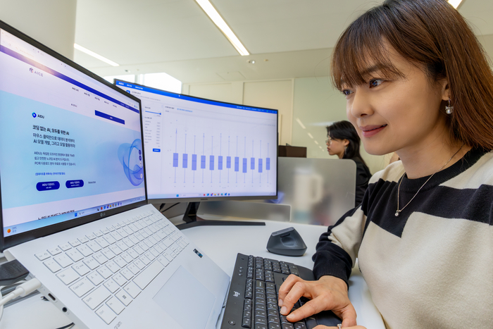 노란 수영복에 섹시한 몸매 어필하는 존예 처자