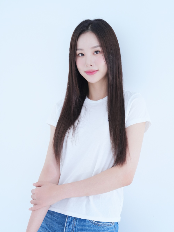 노란 수영복에 섹시한 몸매 어필하는 존예 처자
