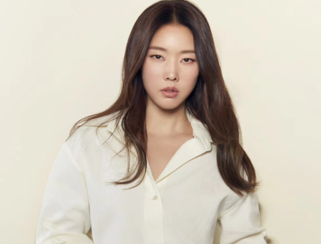 노란 수영복에 섹시한 몸매 어필하는 존예 처자
