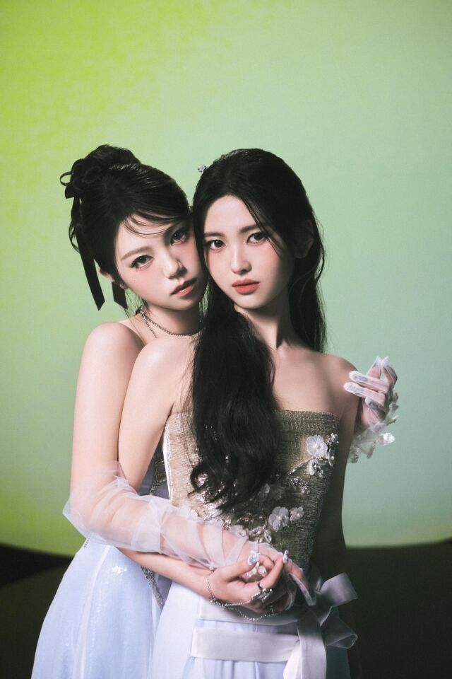 노란 수영복에 섹시한 몸매 어필하는 존예 처자