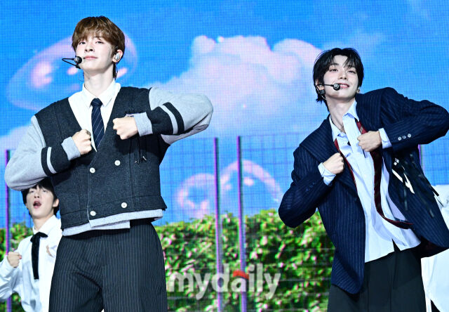 Group FLARE U delivered a wonderful performance at the first mini album 'YOUTH ERROR' showcase on the 13th at Blue Square in Hannam-dong, Seoul.