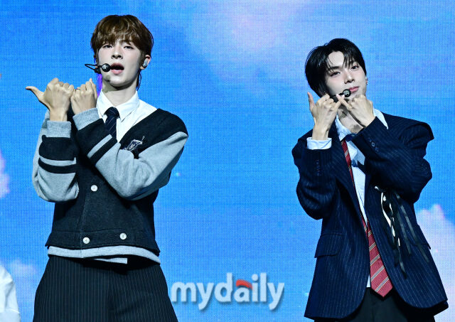 Group FLARE U delivered a wonderful performance at the first mini album 'YOUTH ERROR' showcase on the 13th at Blue Square in Hannam-dong, Seoul.