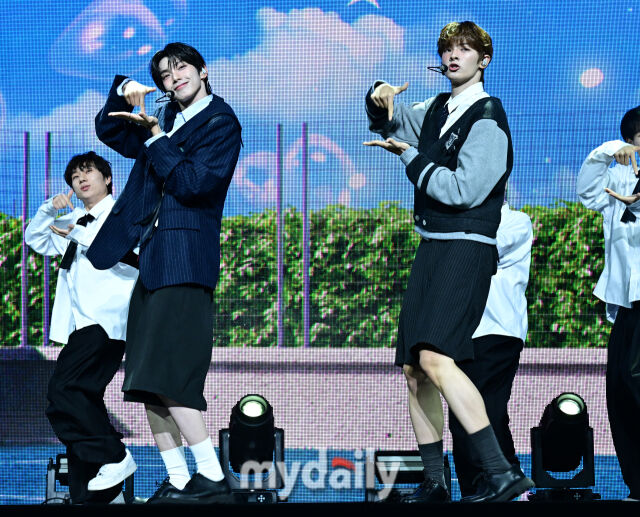 Group FLARE U delivered a wonderful performance at the first mini album 'YOUTH ERROR' showcase on the 13th at Blue Square in Hannam-dong, Seoul.
