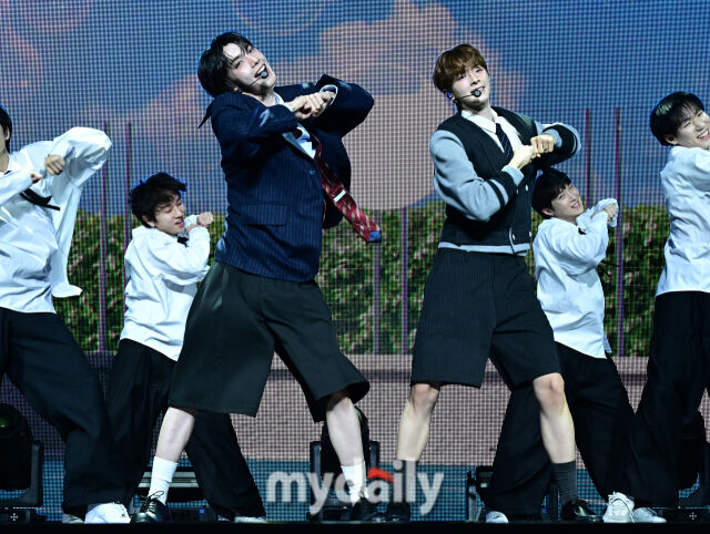 Group FLARE U delivered a wonderful performance at the first mini album 'YOUTH ERROR' showcase on the 13th at Blue Square in Hannam-dong, Seoul.