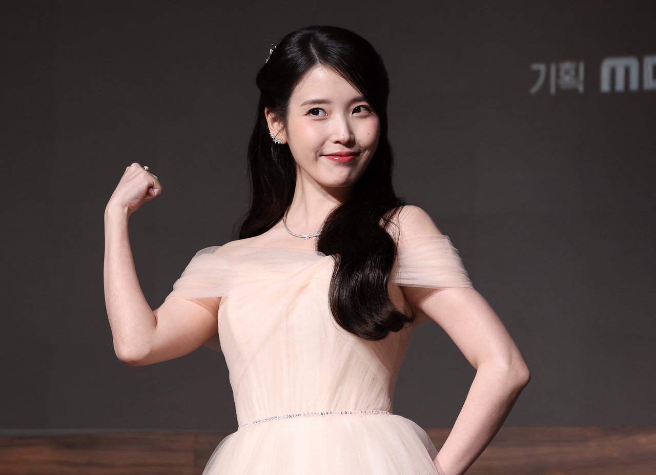 노란 수영복에 섹시한 몸매 어필하는 존예 처자