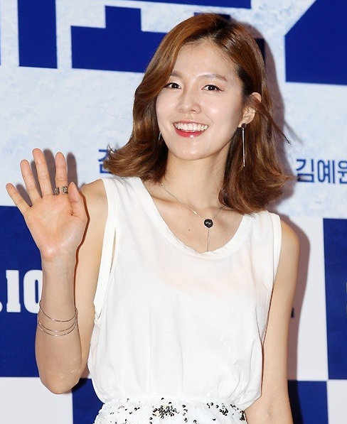 노란 수영복에 섹시한 몸매 어필하는 존예 처자