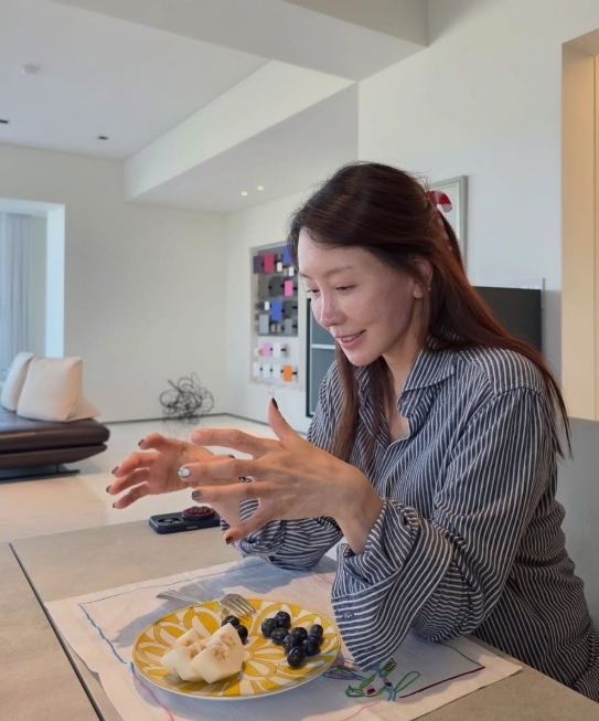 노란 수영복에 섹시한 몸매 어필하는 존예 처자