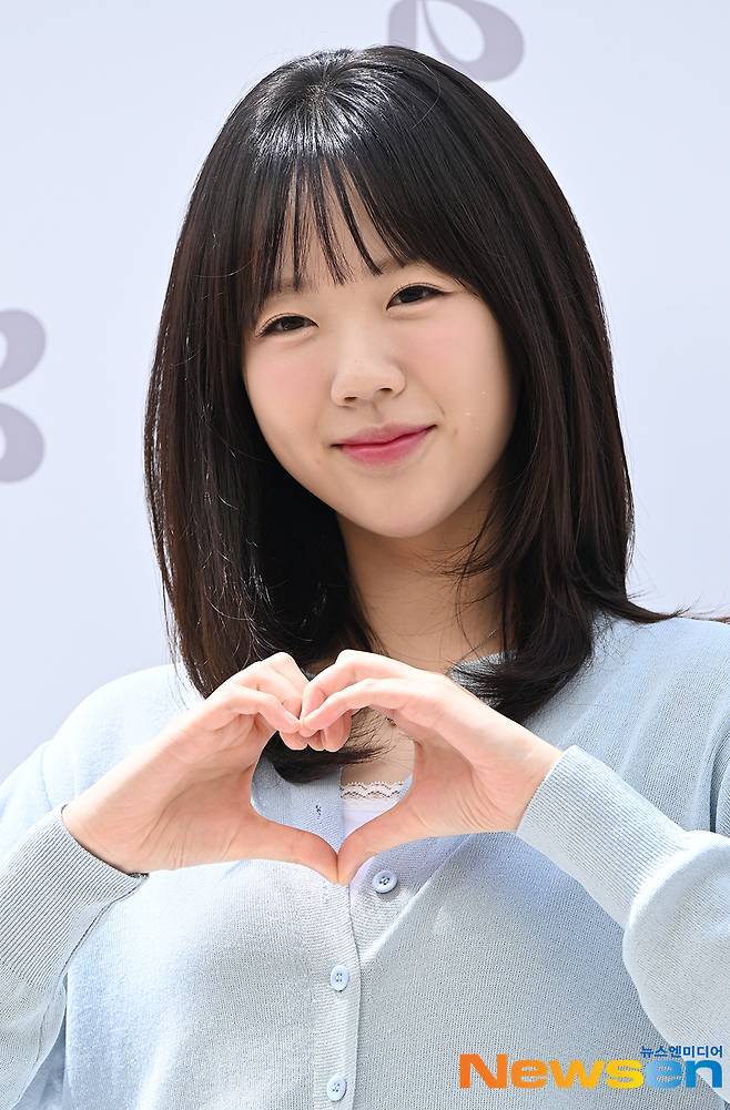 노란 수영복에 섹시한 몸매 어필하는 존예 처자
