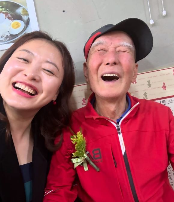 노란 수영복에 섹시한 몸매 어필하는 존예 처자