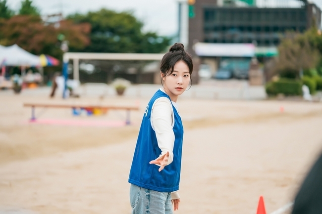 노란 수영복에 섹시한 몸매 어필하는 존예 처자