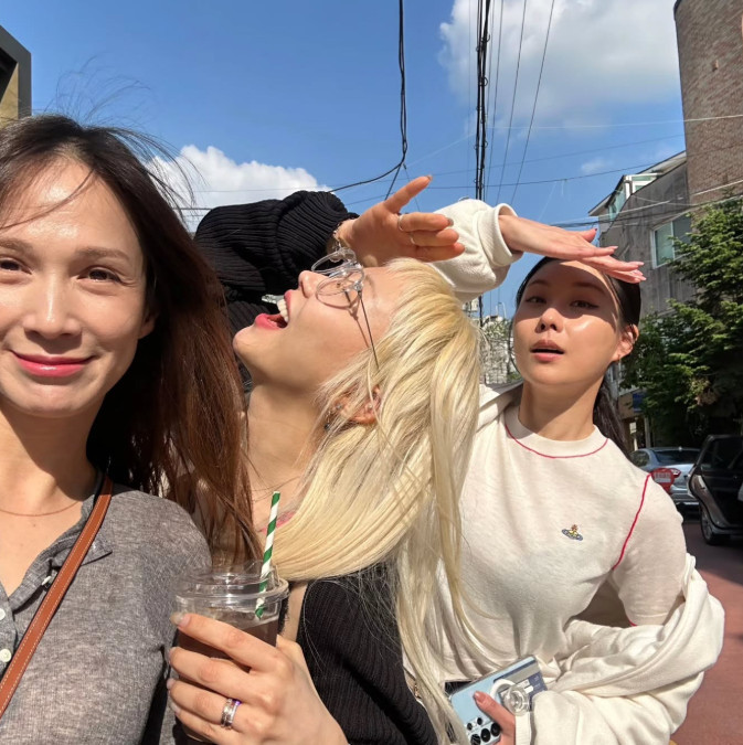 노란 수영복에 섹시한 몸매 어필하는 존예 처자