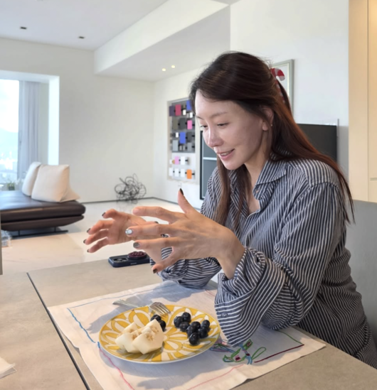 노란 수영복에 섹시한 몸매 어필하는 존예 처자