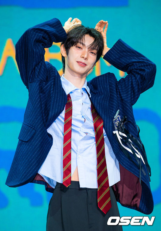 노란 수영복에 섹시한 몸매 어필하는 존예 처자