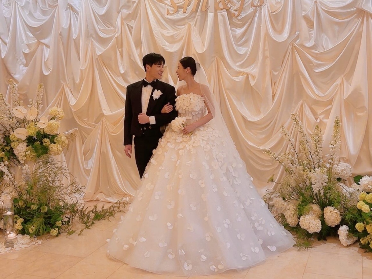 노란 수영복에 섹시한 몸매 어필하는 존예 처자