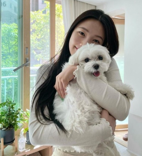 노란 수영복에 섹시한 몸매 어필하는 존예 처자