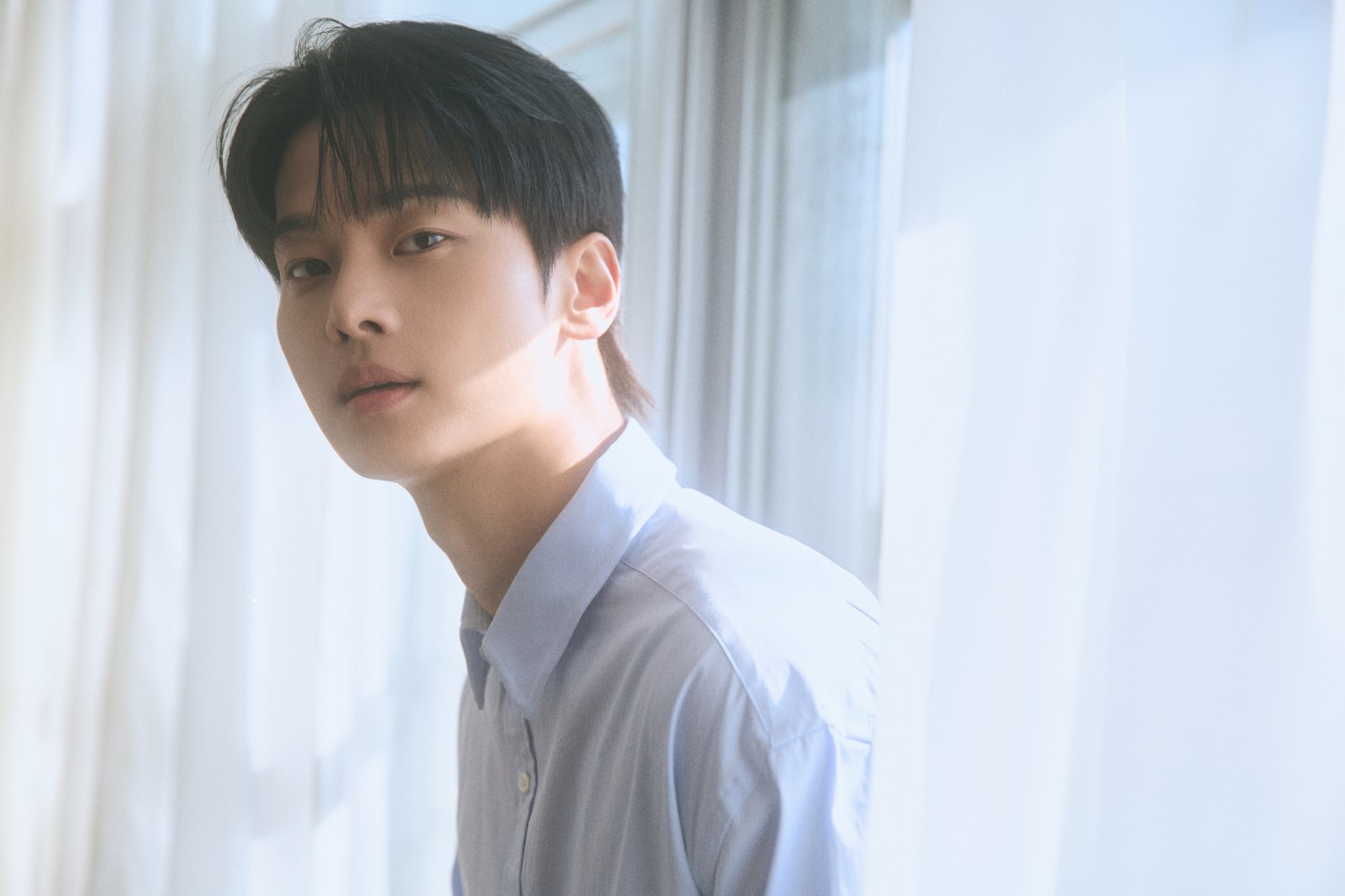 노란 수영복에 섹시한 몸매 어필하는 존예 처자