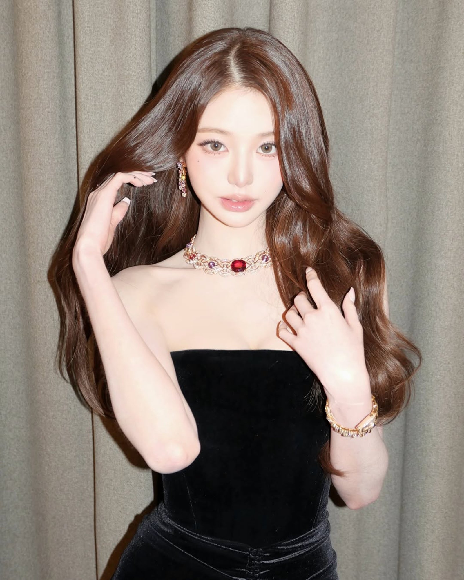 노란 수영복에 섹시한 몸매 어필하는 존예 처자