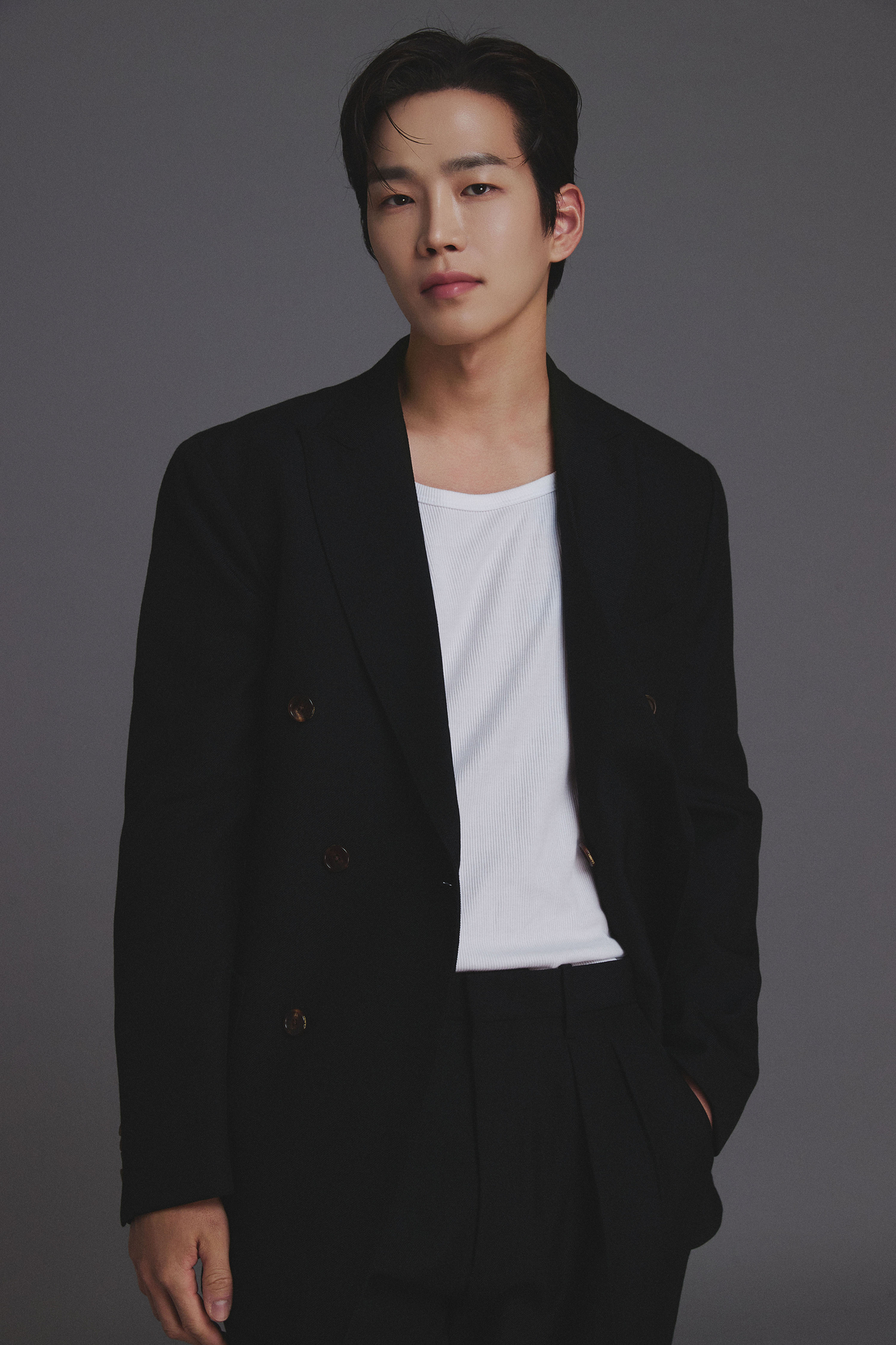 노란 수영복에 섹시한 몸매 어필하는 존예 처자