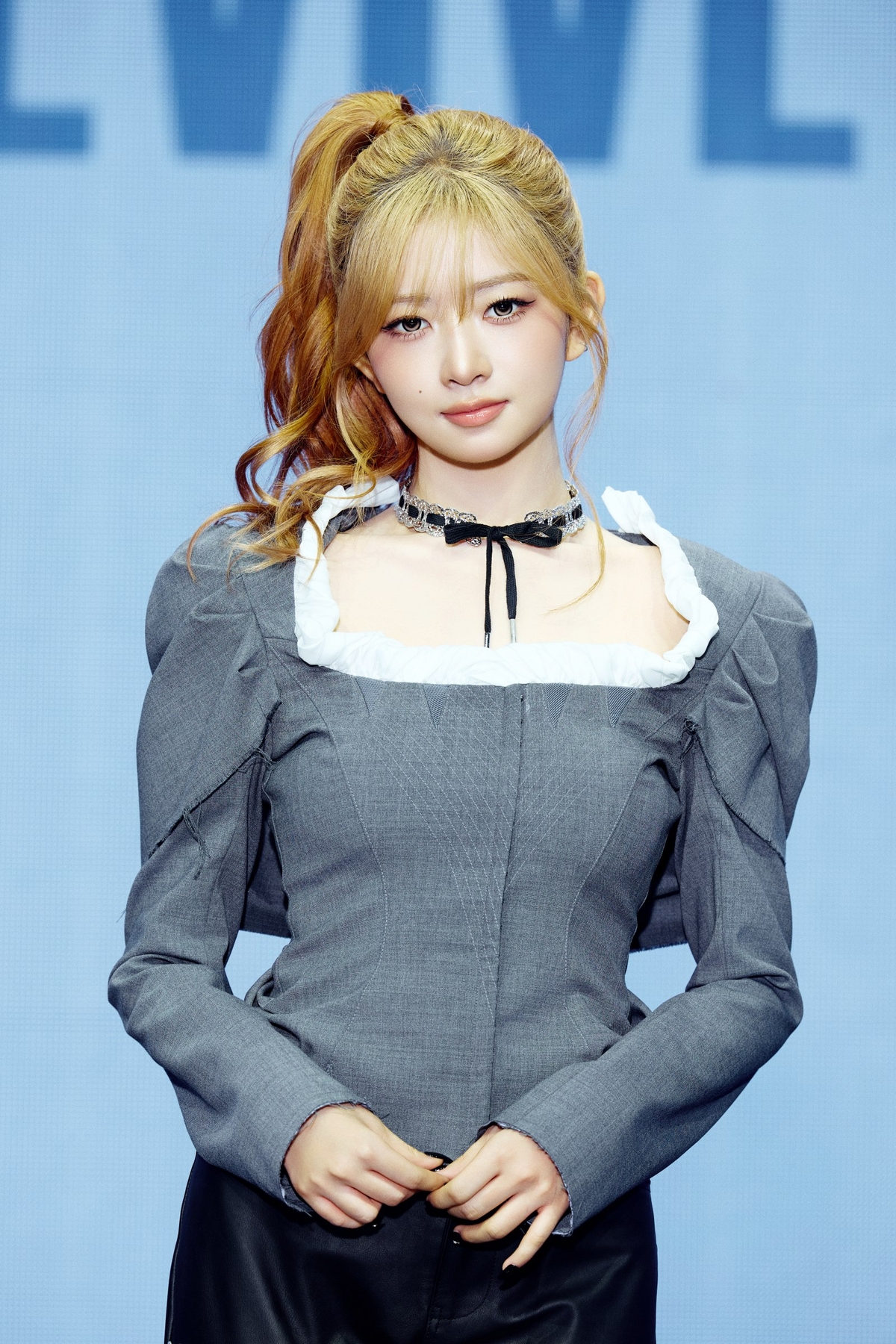 노란 수영복에 섹시한 몸매 어필하는 존예 처자
