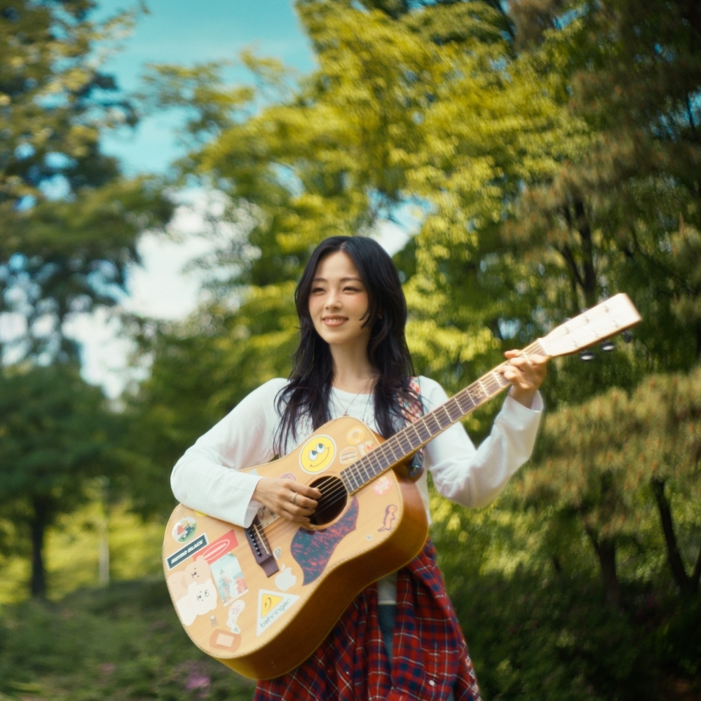 노란 수영복에 섹시한 몸매 어필하는 존예 처자