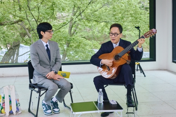 노란 수영복에 섹시한 몸매 어필하는 존예 처자