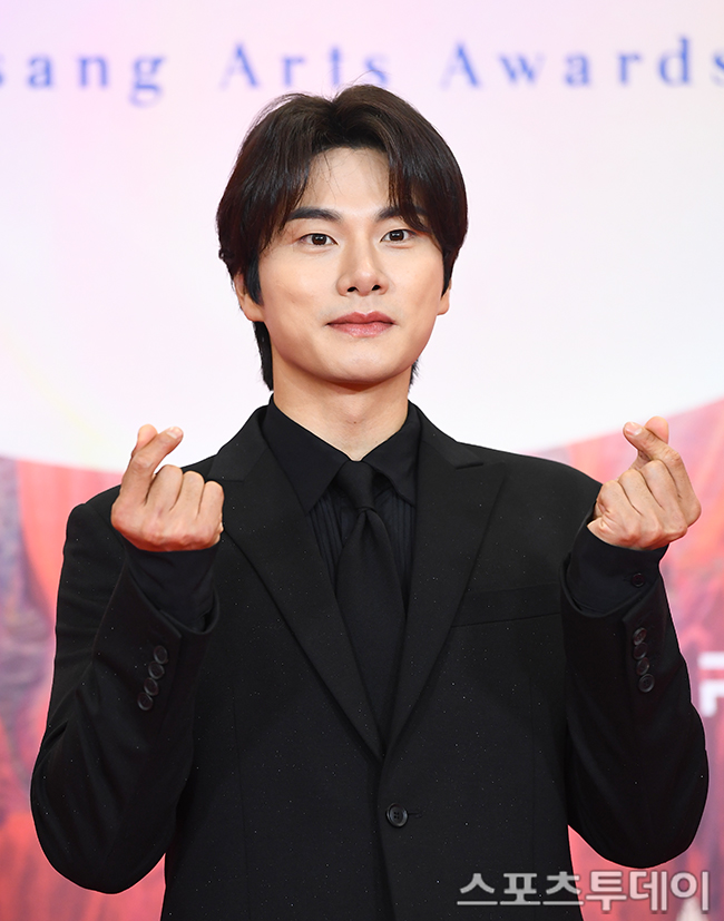 노란 수영복에 섹시한 몸매 어필하는 존예 처자