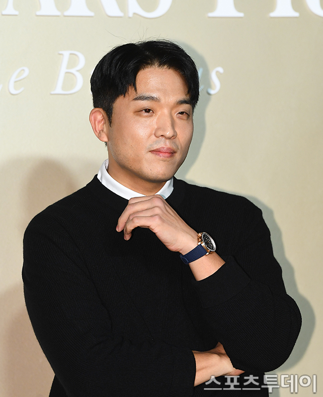 노란 수영복에 섹시한 몸매 어필하는 존예 처자