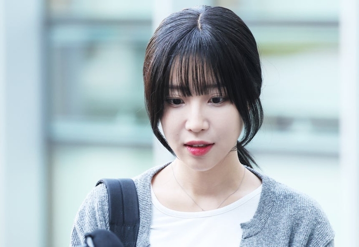 노란 수영복에 섹시한 몸매 어필하는 존예 처자