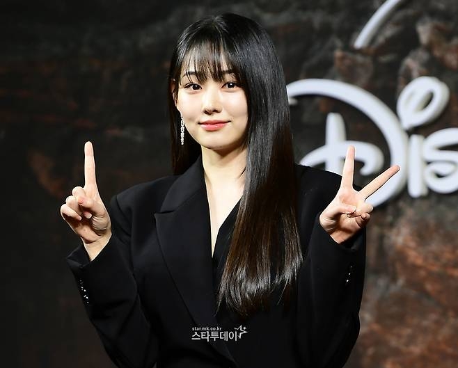 노란 수영복에 섹시한 몸매 어필하는 존예 처자