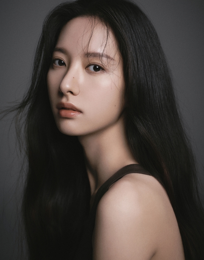 노란 수영복에 섹시한 몸매 어필하는 존예 처자