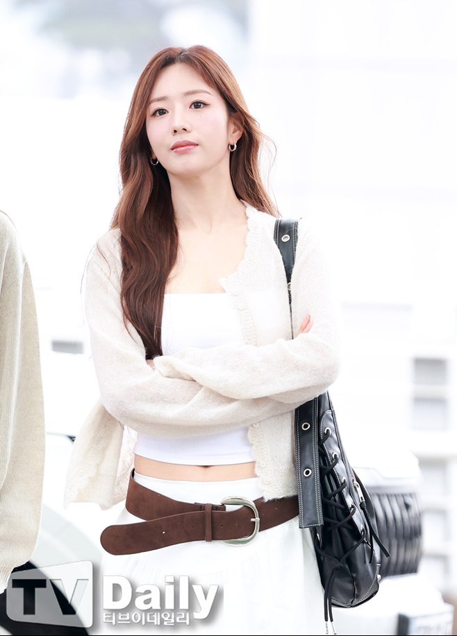 노란 수영복에 섹시한 몸매 어필하는 존예 처자
