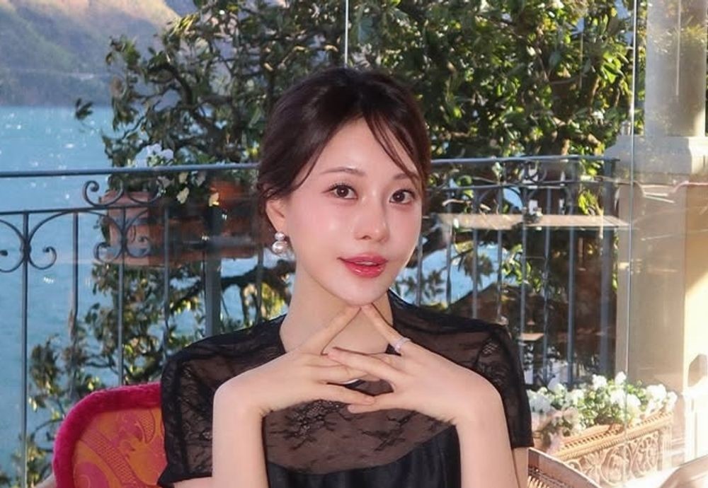노란 수영복에 섹시한 몸매 어필하는 존예 처자