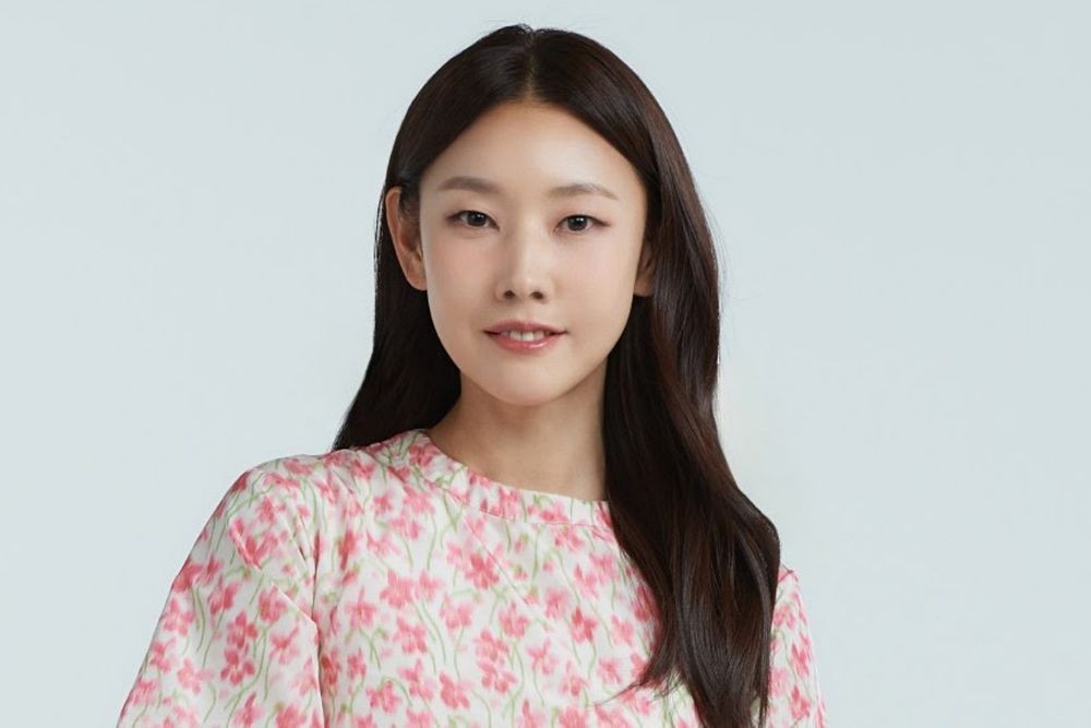 노란 수영복에 섹시한 몸매 어필하는 존예 처자