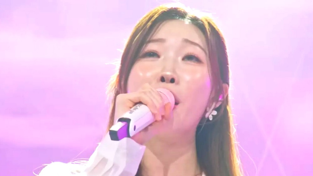 노란 수영복에 섹시한 몸매 어필하는 존예 처자