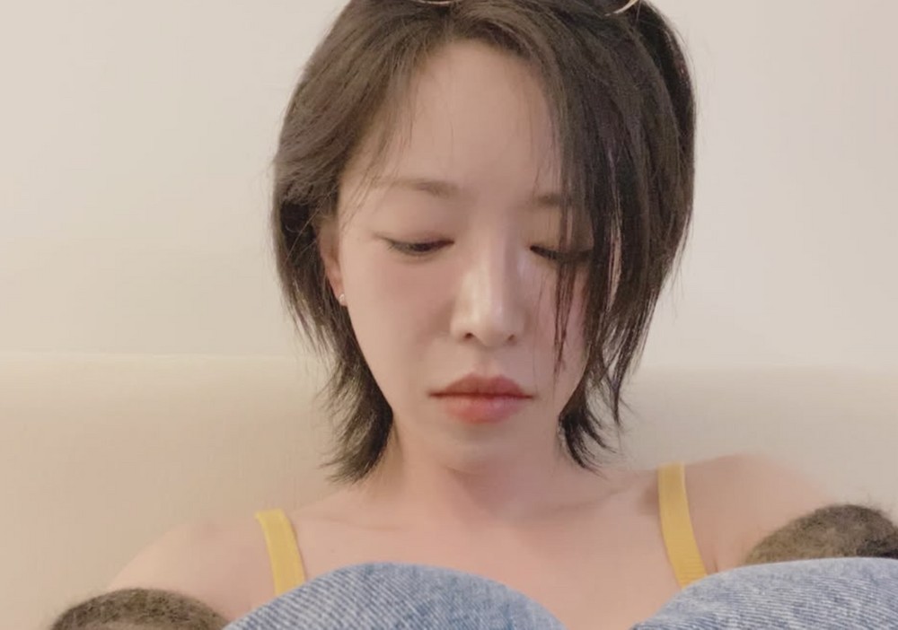 노란 수영복에 섹시한 몸매 어필하는 존예 처자