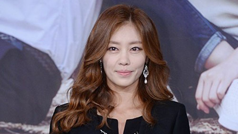 노란 수영복에 섹시한 몸매 어필하는 존예 처자