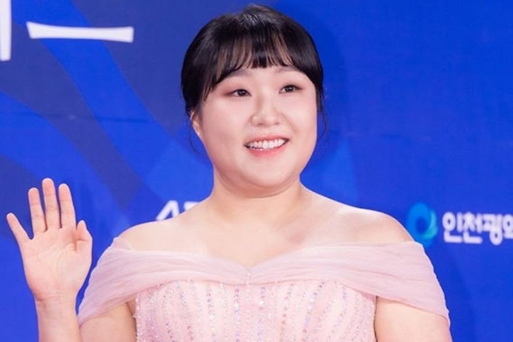 노란 수영복에 섹시한 몸매 어필하는 존예 처자