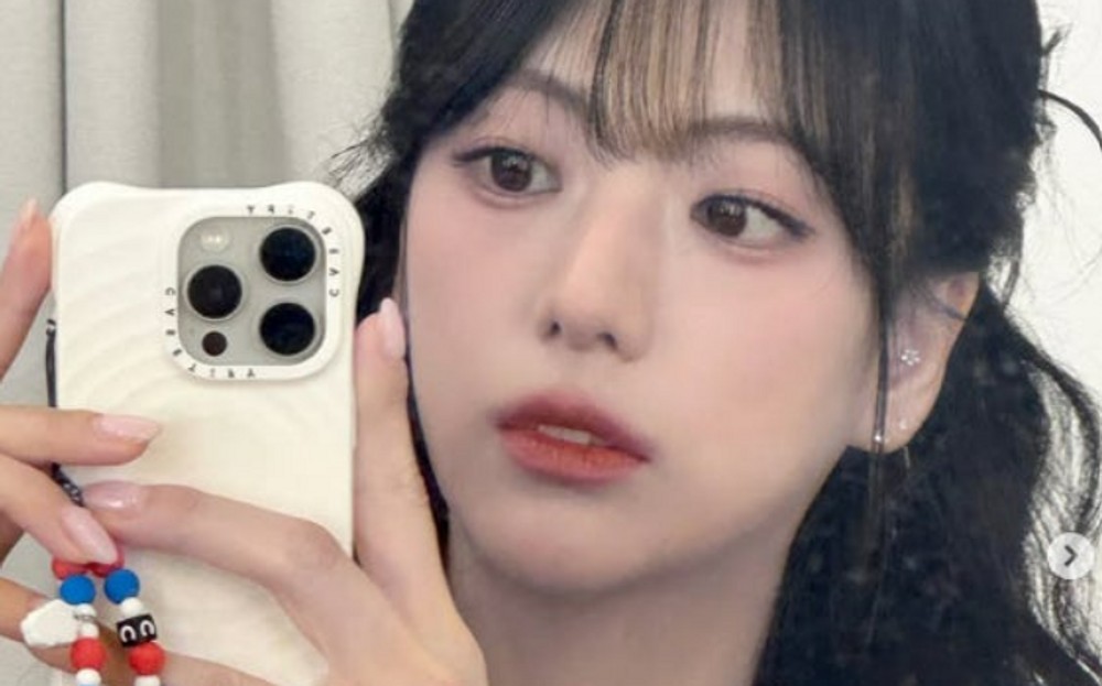 노란 수영복에 섹시한 몸매 어필하는 존예 처자