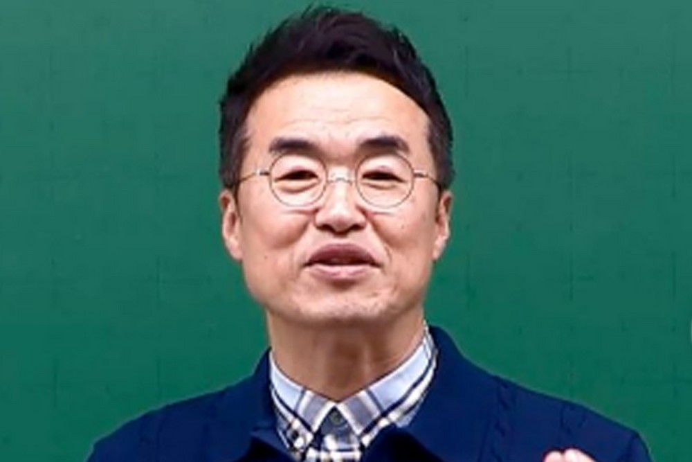 노란 수영복에 섹시한 몸매 어필하는 존예 처자