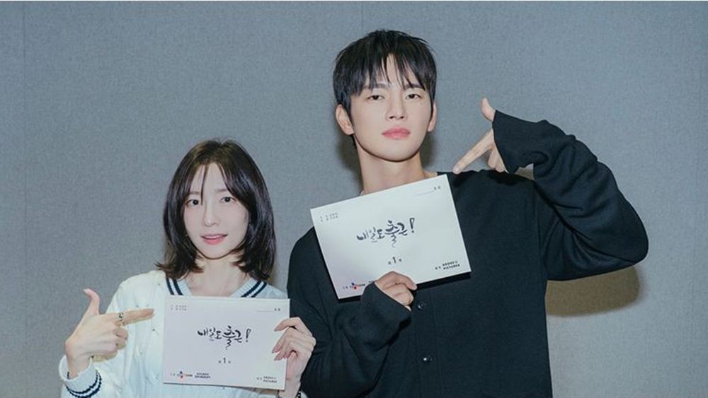 노란 수영복에 섹시한 몸매 어필하는 존예 처자