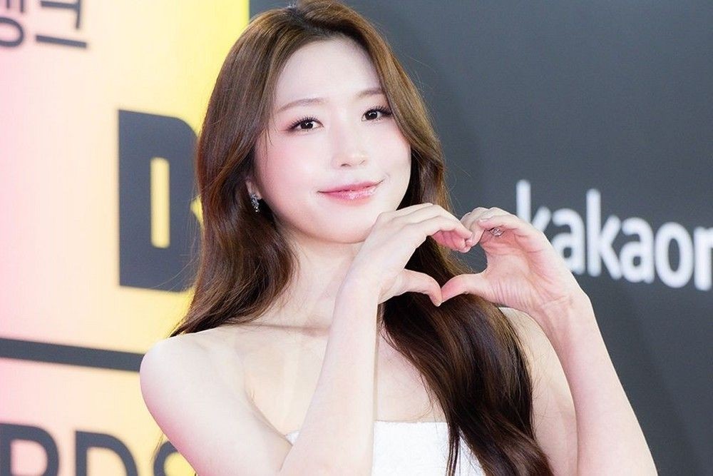노란 수영복에 섹시한 몸매 어필하는 존예 처자
