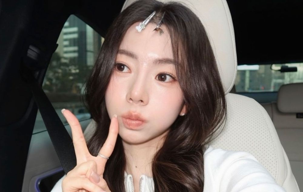 노란 수영복에 섹시한 몸매 어필하는 존예 처자