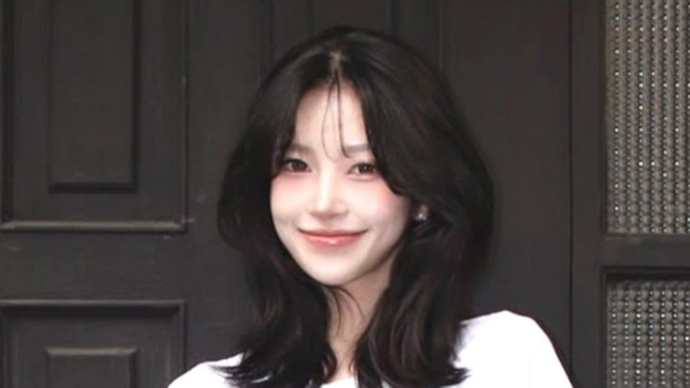 노란 수영복에 섹시한 몸매 어필하는 존예 처자