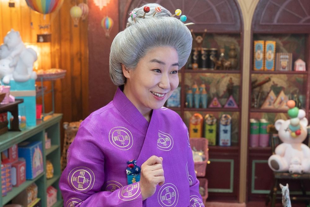 Ra Mi-ran's Stunning White Hair Transformation! "I Wore a Heavy Wig for 12 Hours and Stayed Still Like a Statue" in 'Strange Candy Shop Zenitendo' Ra Mi-ran's Stunning White Hair Transformation!