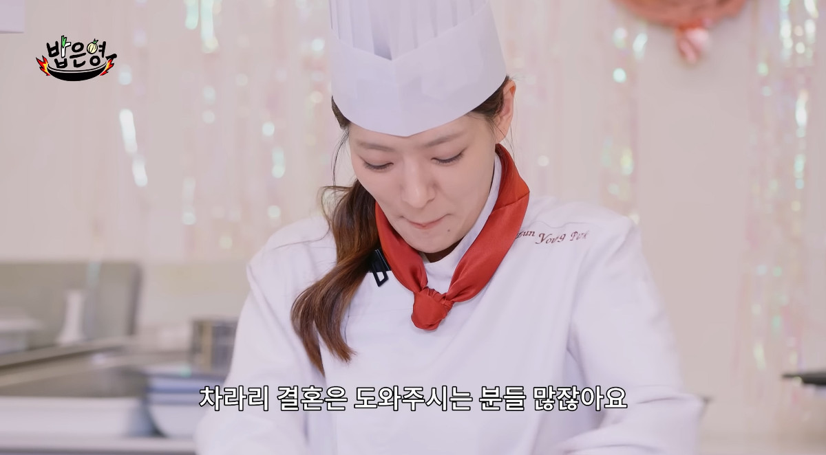 노란 수영복에 섹시한 몸매 어필하는 존예 처자